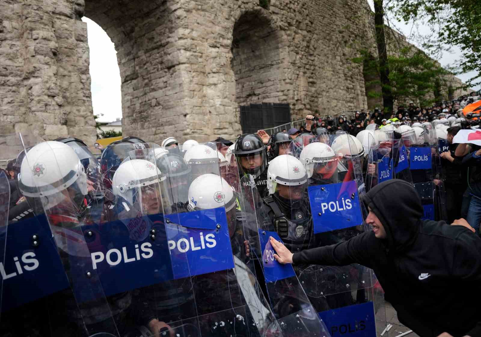 Saraçhane’de 1 Mayıs müdahalesi fotoğraf karelerine yansıdı
