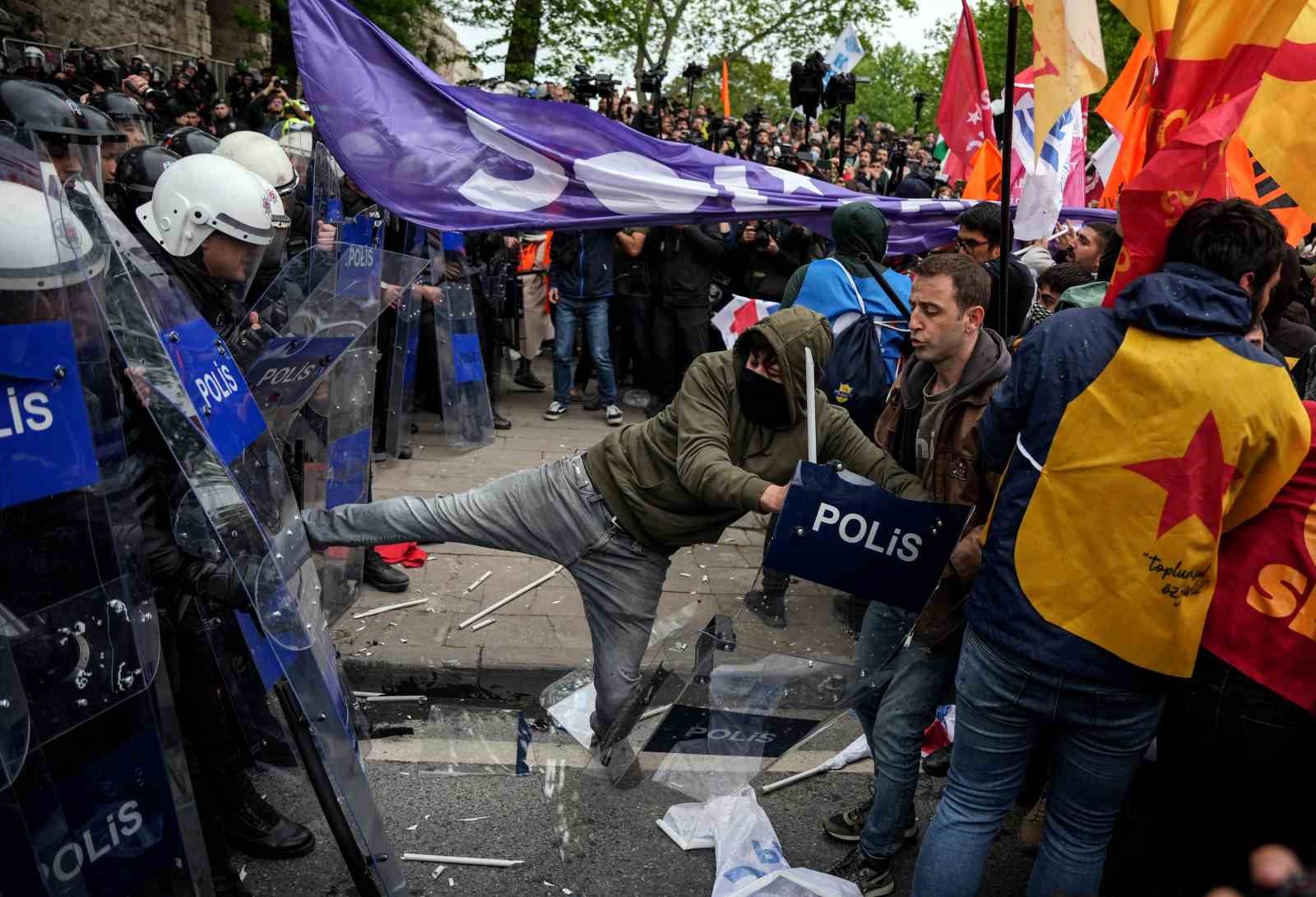 Saraçhane’de 1 Mayıs müdahalesi fotoğraf karelerine yansıdı
