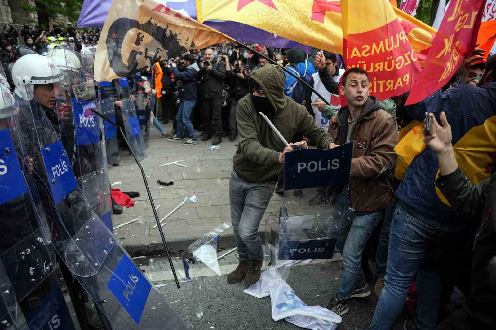 Saraçhane’de 1 Mayıs müdahalesi fotoğraf karelerine yansıdı
