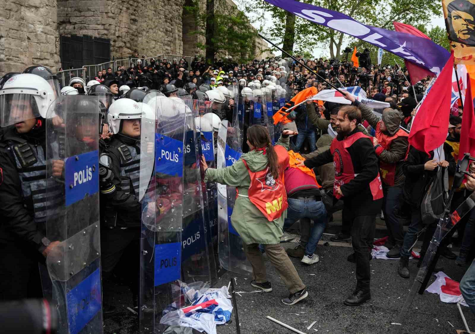 Saraçhane’de 1 Mayıs müdahalesi fotoğraf karelerine yansıdı
