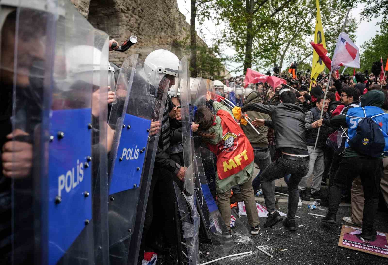 Saraçhane’de 1 Mayıs müdahalesi fotoğraf karelerine yansıdı
