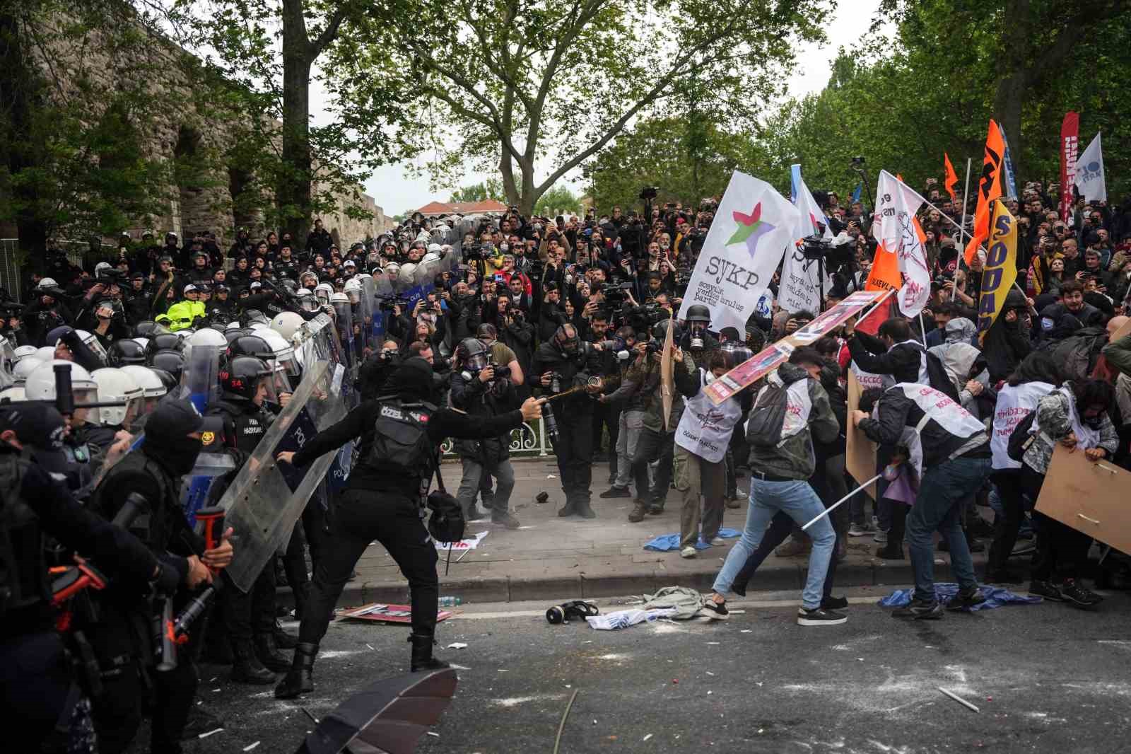 Saraçhane’de 1 Mayıs müdahalesi fotoğraf karelerine yansıdı
