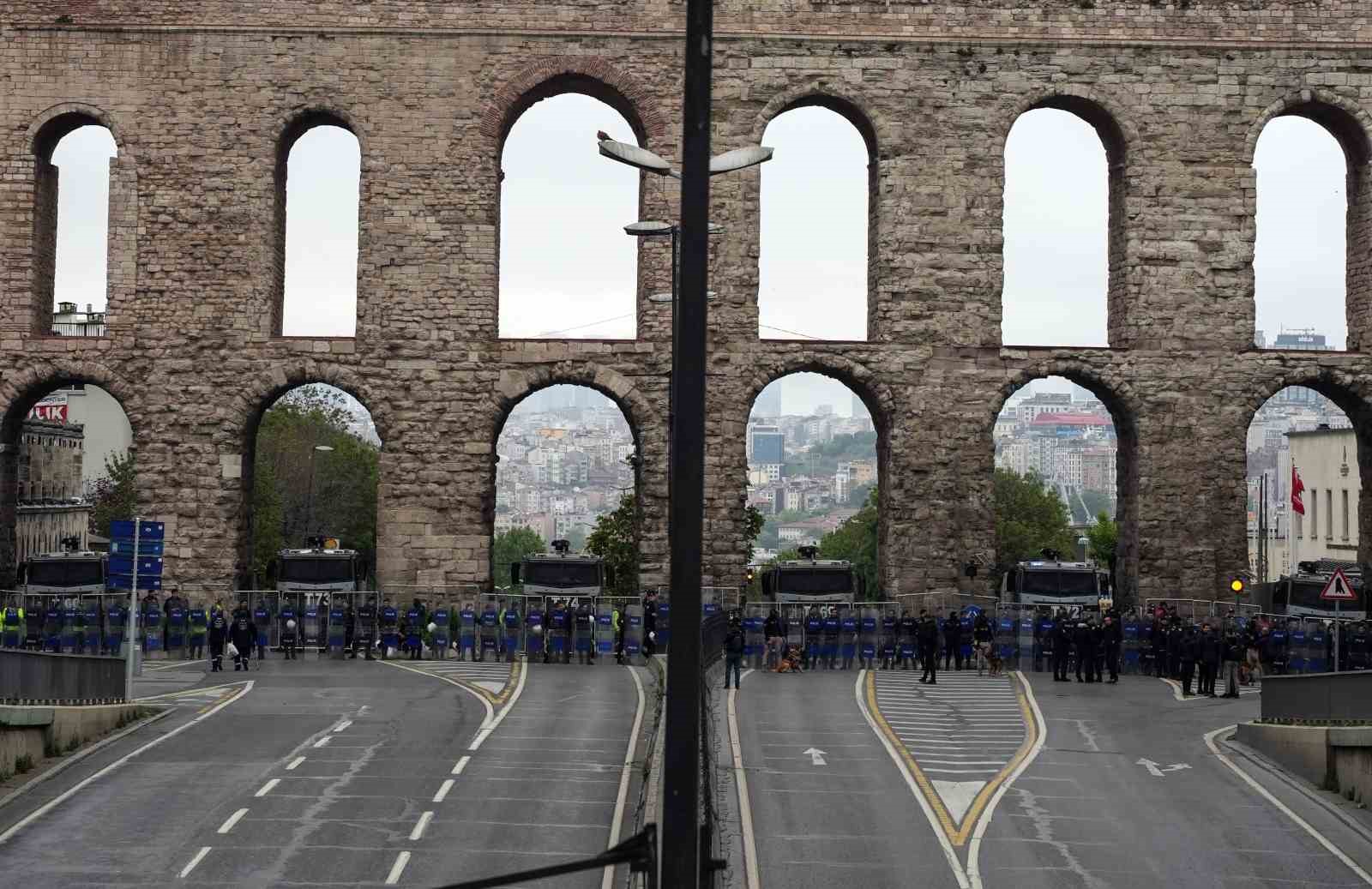 Saraçhane’de 1 Mayıs müdahalesi fotoğraf karelerine yansıdı
