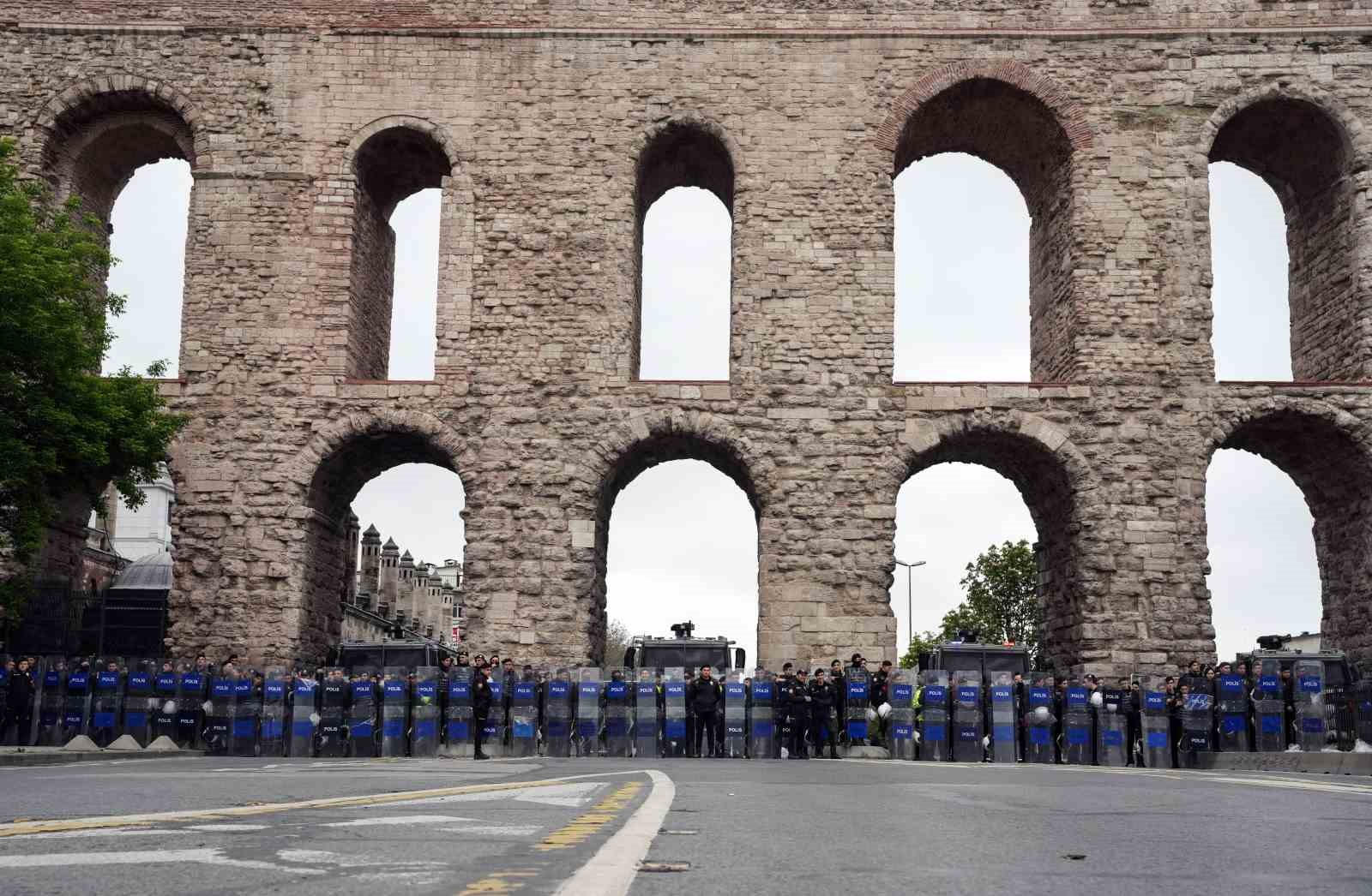 Saraçhane’de 1 Mayıs müdahalesi fotoğraf karelerine yansıdı
