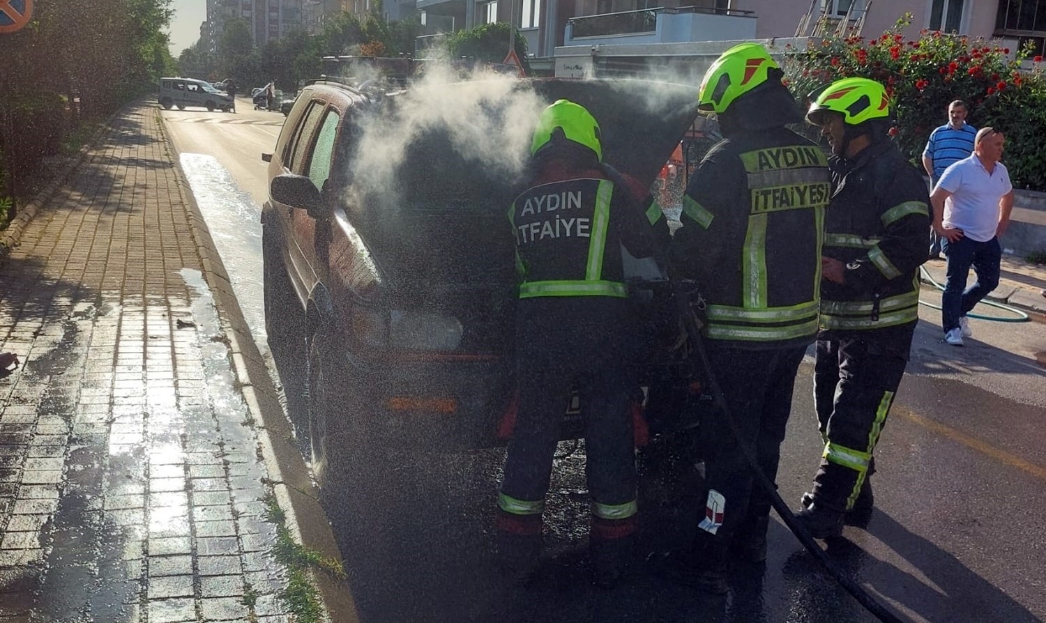 Seyir halindeki aracın motor kısmı alev topuna döndü
