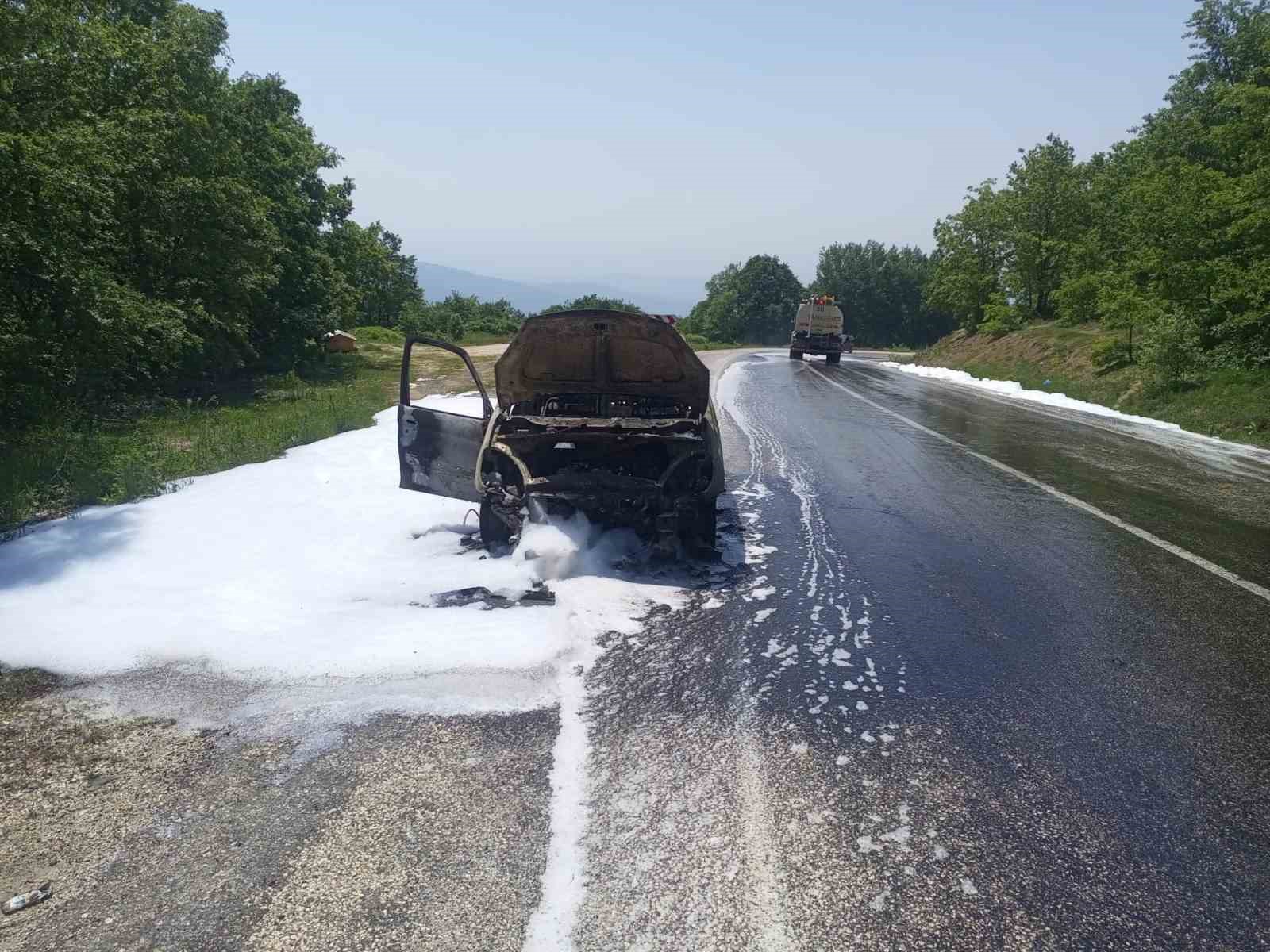 Seyir halindeki otomobil alevlere teslim oldu
