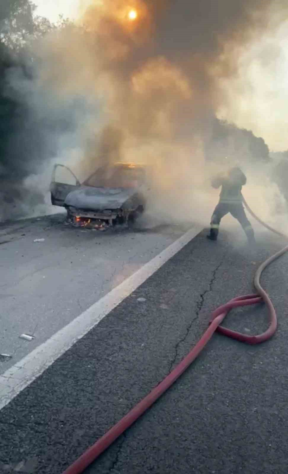 Seyir halindeki otomobil yandı