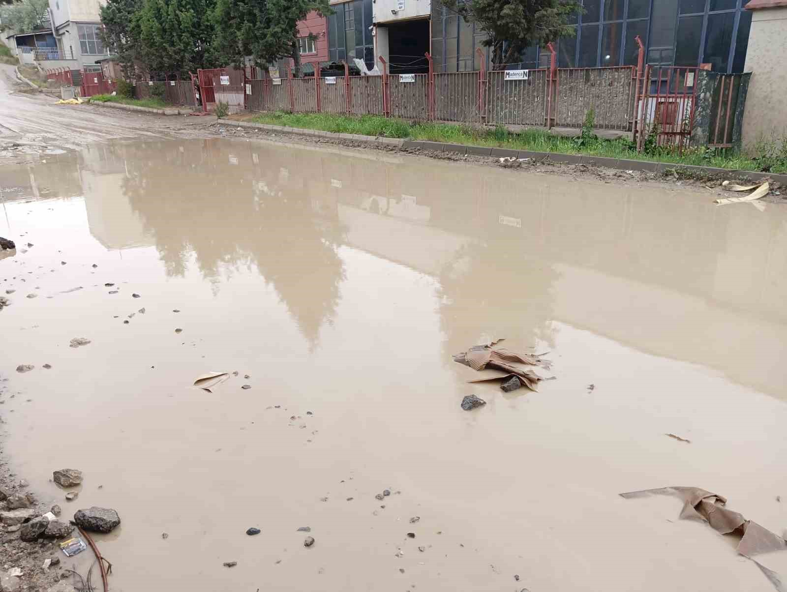 Şiddetli yağış, Kahramankazan’da da caddeleri sular altında bıraktı
