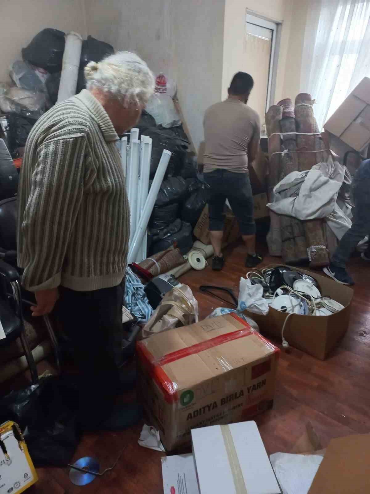 Sultangazi’de tahliye edilen yaşlı kardeşlerin evinden 4 kamyon çöp çıktı
