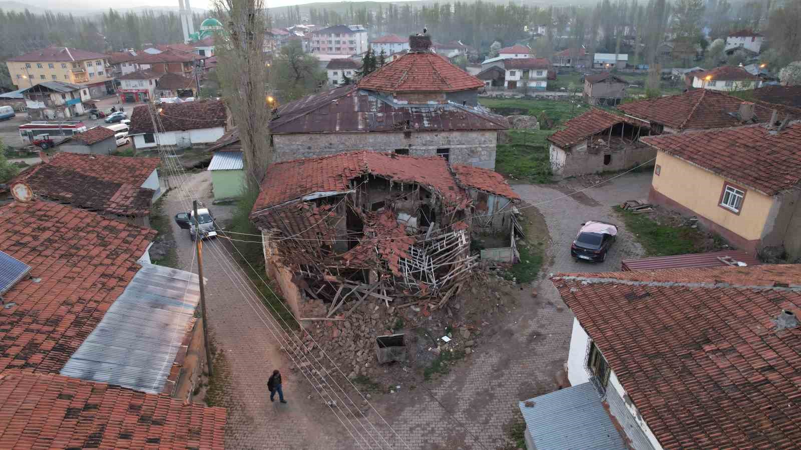 Tarihi kapıyı deprem ortaya çıkardı
