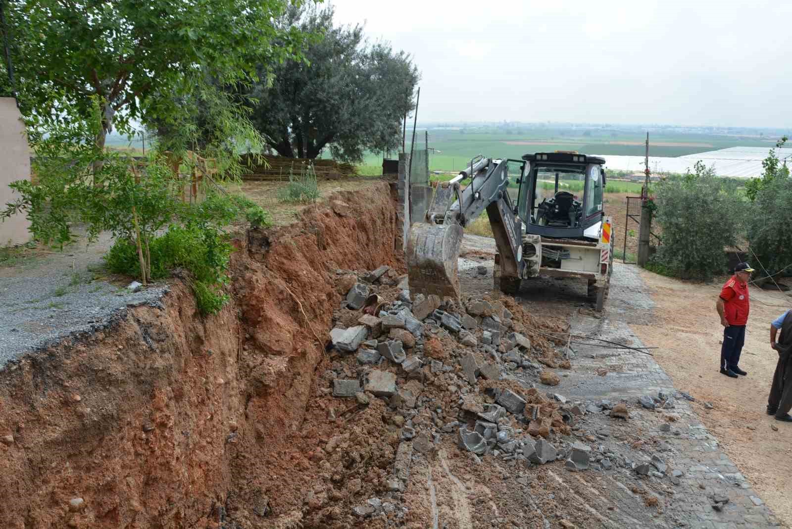 Tarsus’ta fırtınada devrilen istinat duvarı otomobilin üzerine düştü