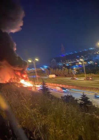 TEM’de beyaz eşya yüklü tırın dorsesi alev alev yandı
