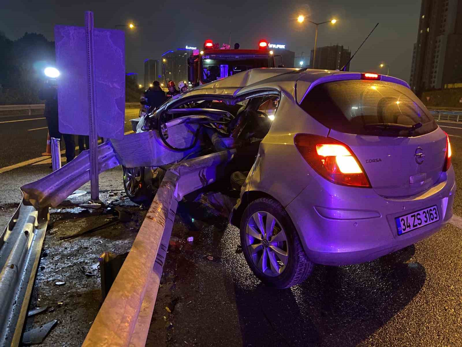 TEM Otoyolu’nda otomobil bariyerlere ok gibi saplandı: 1 ölü, 1 ağır yaralı
