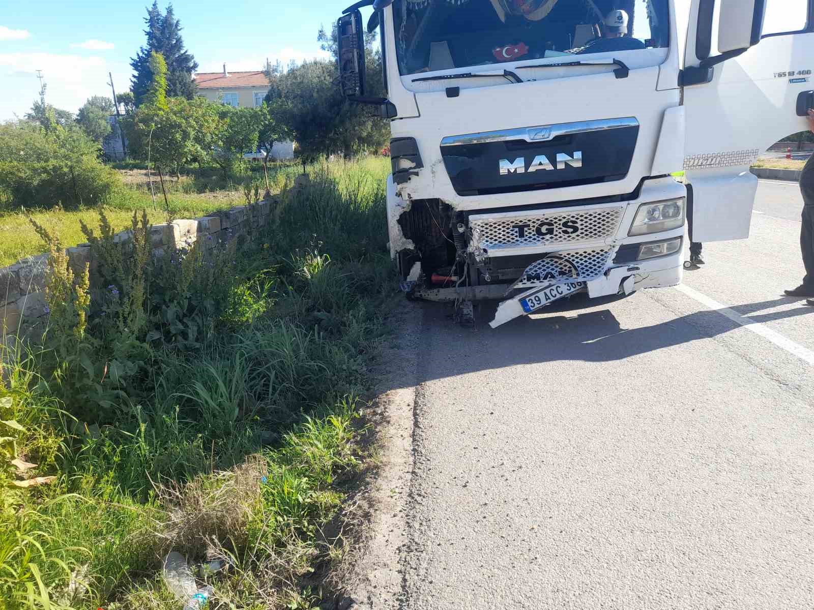 Tır ile traktör çarpıştı: 1yaralı
