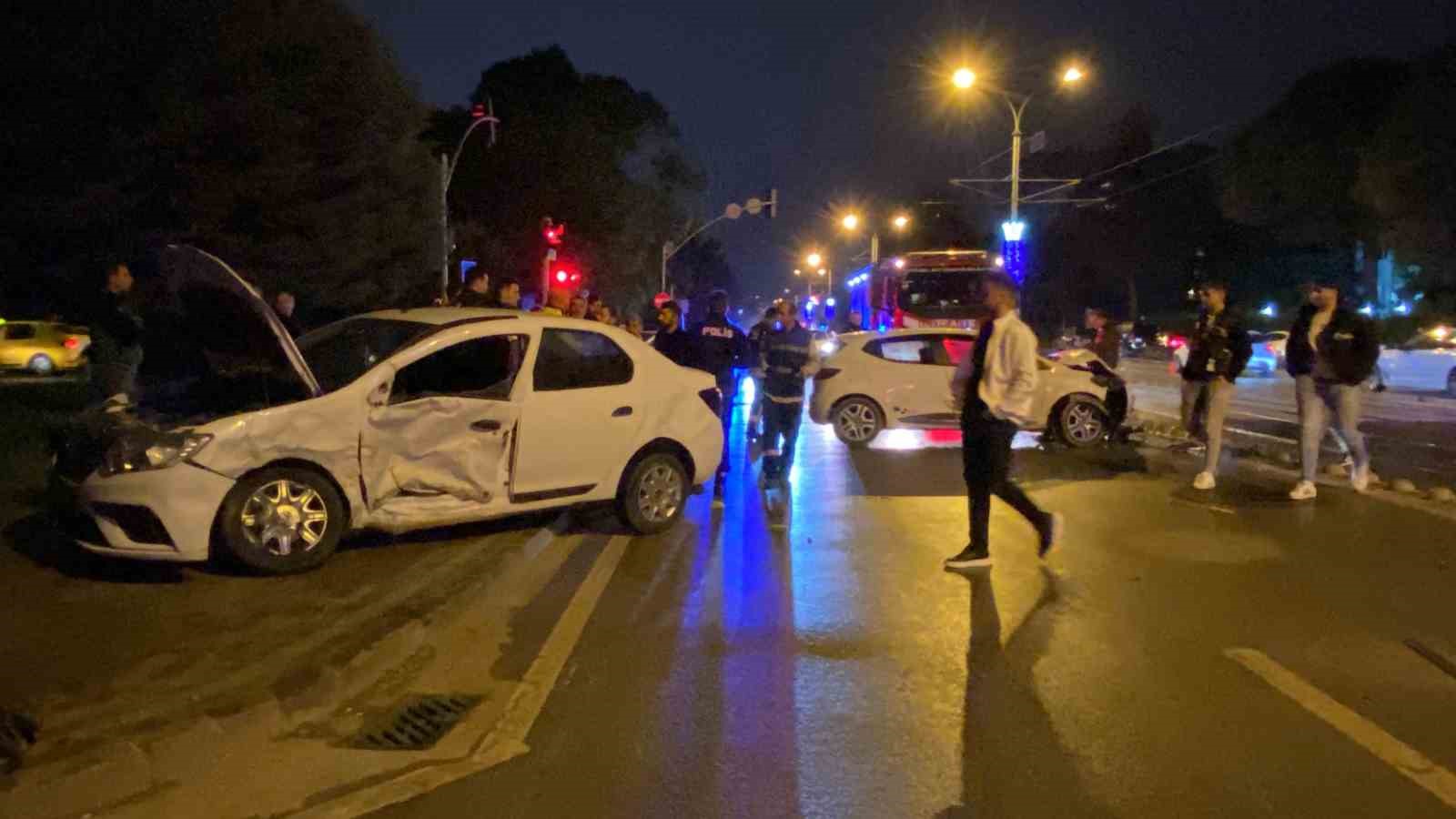 Trafik ışıklarında 2 otomobil çarpıştı: 1 yaralı
