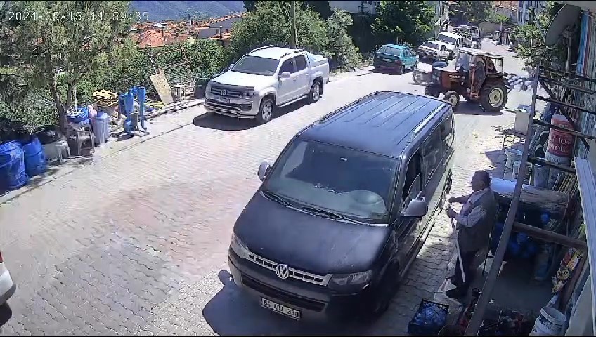 Traktörle kafa kafaya çarpışan motosiklet sürücüsü metrelerce savruldu
