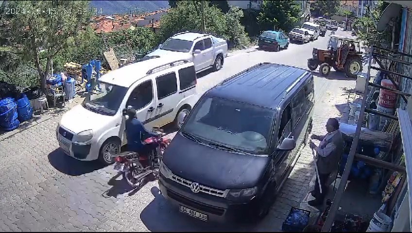 Traktörle kafa kafaya çarpışan motosiklet sürücüsü metrelerce savruldu
