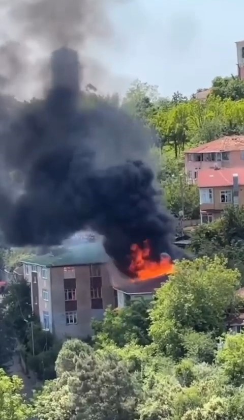 Ümraniye’de gecekonduda çıkan yangın apartmanın çatısına sıçradı
