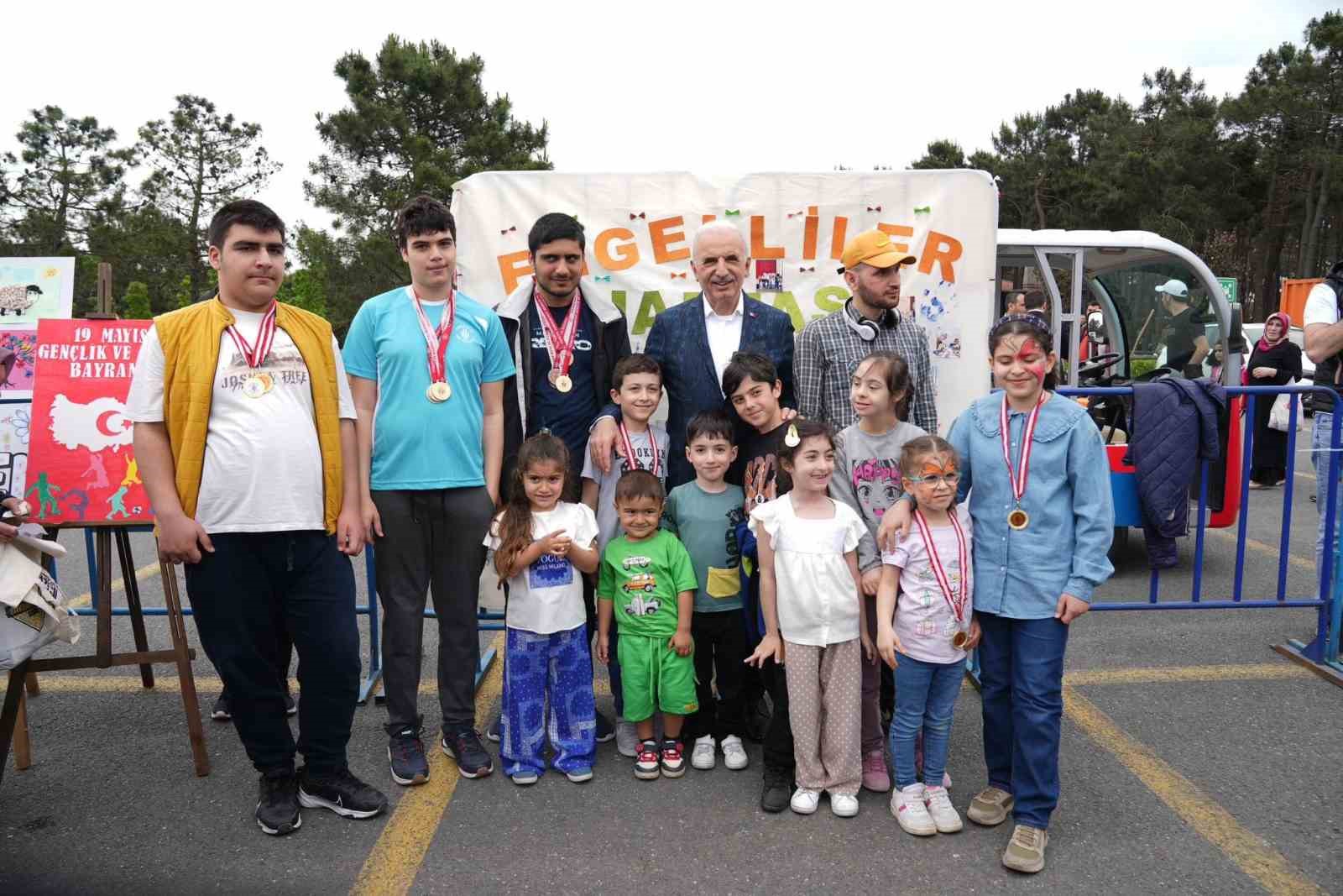 Ümraniyeli çocuklar 19 Mayıs’ta ’En Şen Festival’de doyasıya eğlendi
