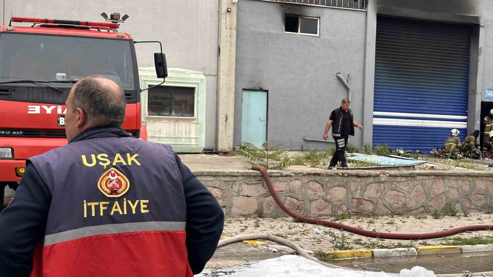 Uşak’ta tekstil fabrikasında çıkan yangın kontrol altına alındı
