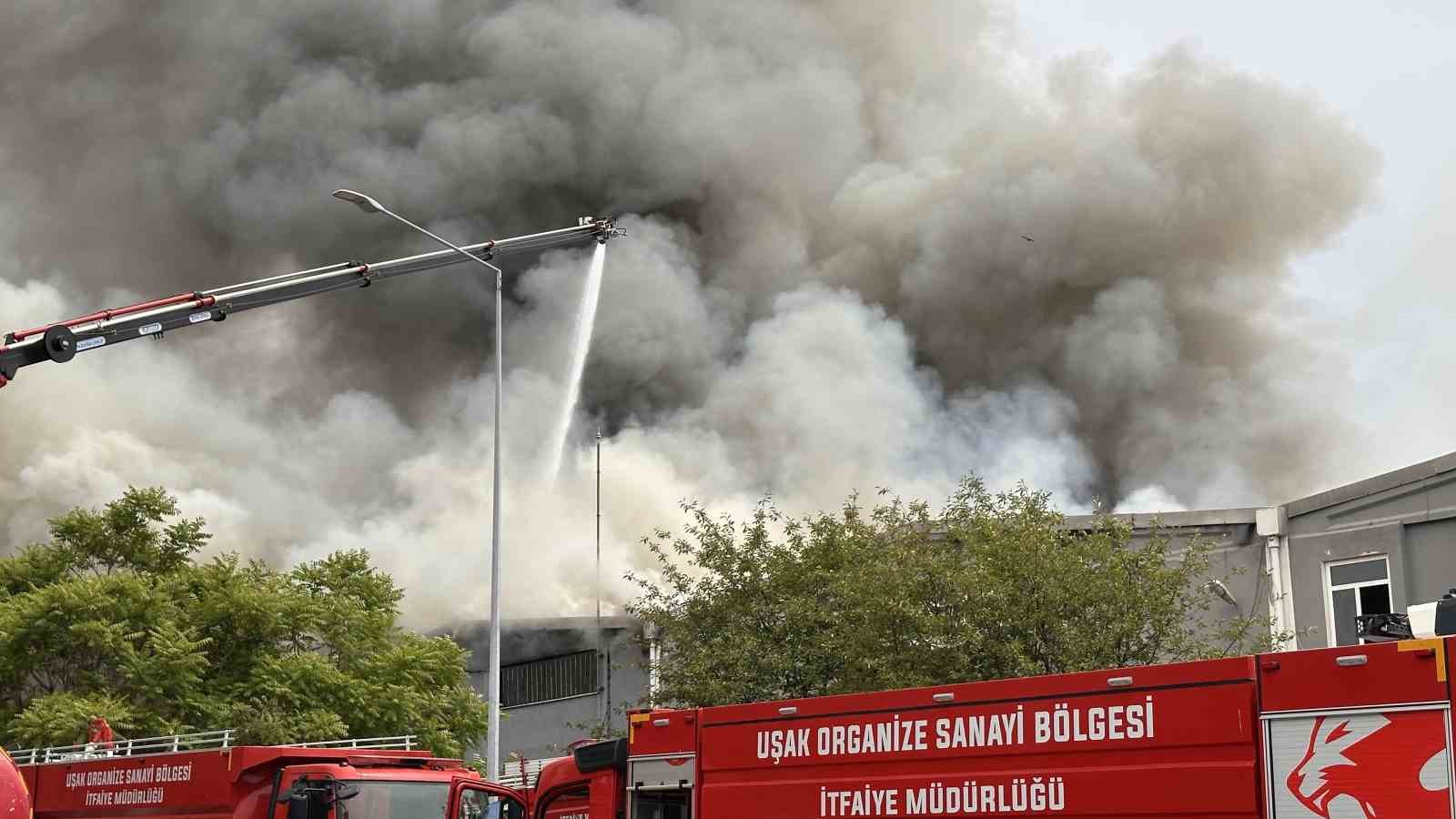 Uşak’ta tekstil fabrikasında çıkan yangın kontrol altına alındı
