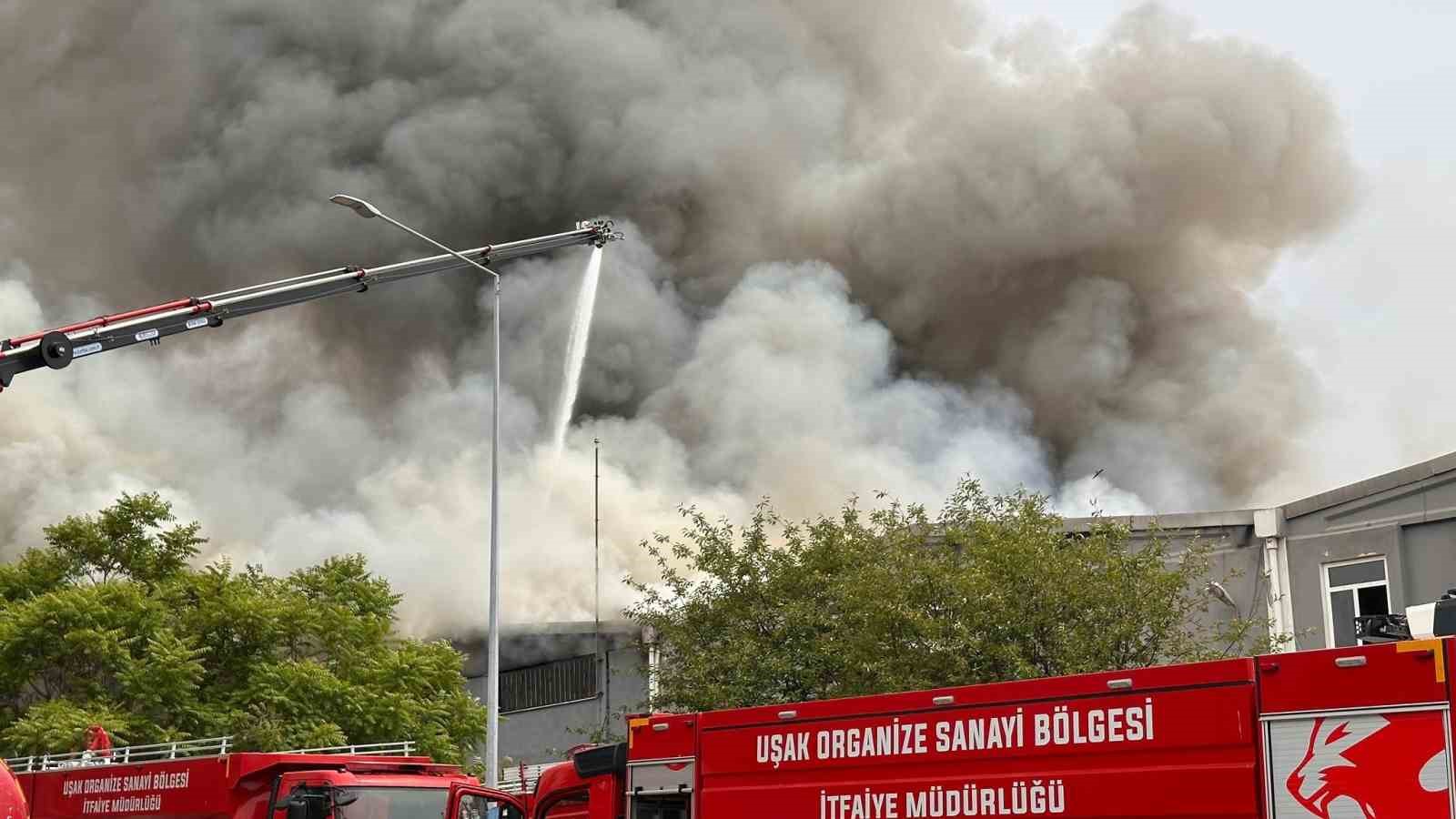 Uşak’ta tekstil fabrikasında çıkan yangına müdahale ediliyor
