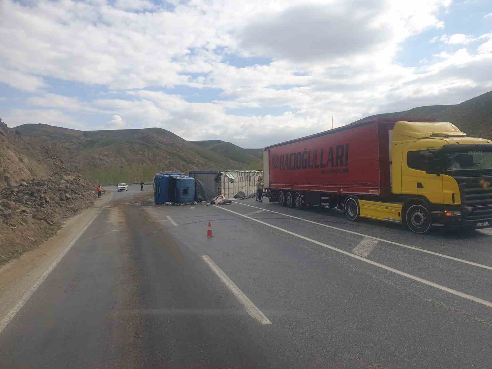 Van’da çay yüklü tır devrildi: 1 yaralı
