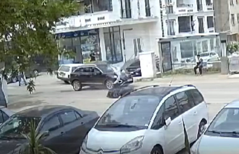 Yalova’da caddeye kontrolsüz çıkan motosiklet ciple çarpıştı: 1 yaralı