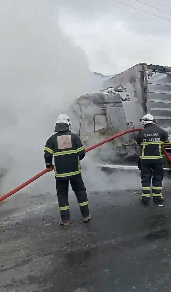 Yalova’da seyir halindeki tır alev topuna döndü
