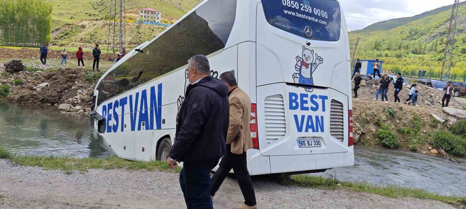 Yolcu otobüsü dereye yuvarlandı: 5 yaralı
