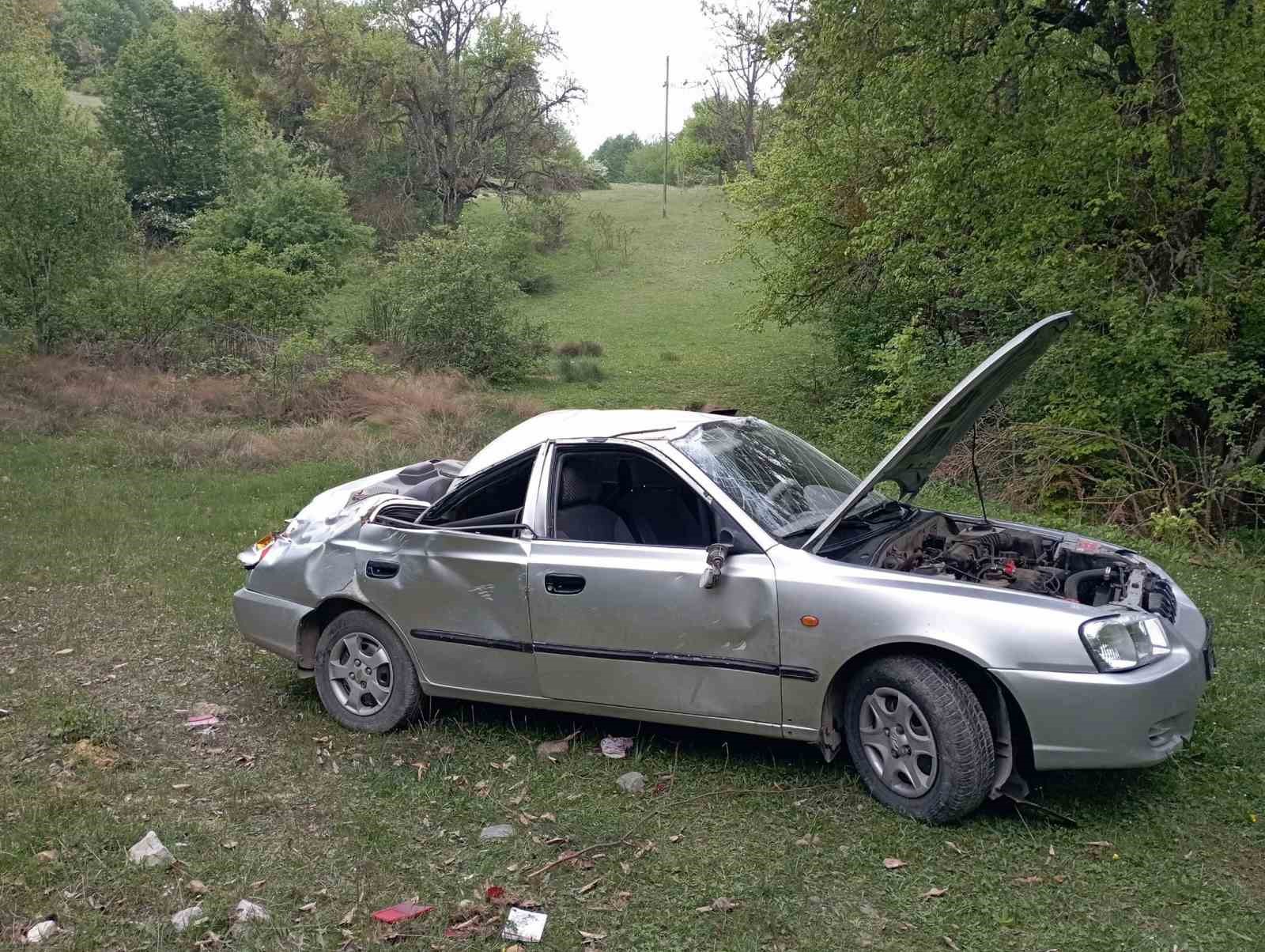 Yoldaki çukurlar kazaya neden oldu, otomobil şarampole uçtu: 1 yaralı
