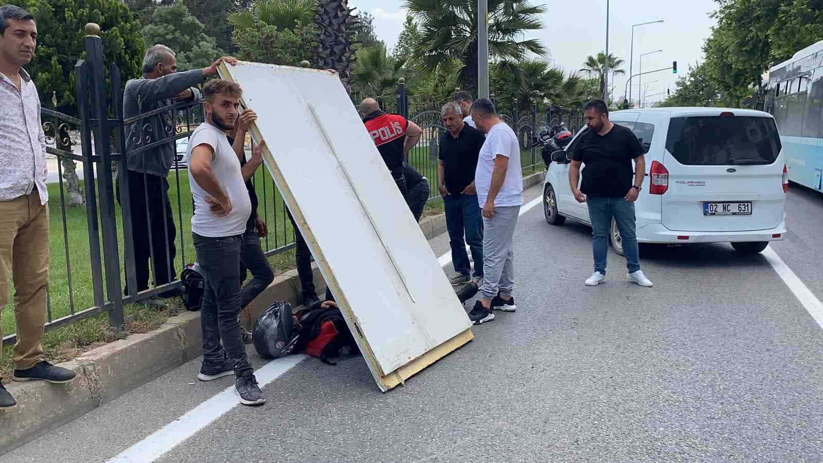 Yunus polislerinin motosikleti devrildi: 2 yaralı
