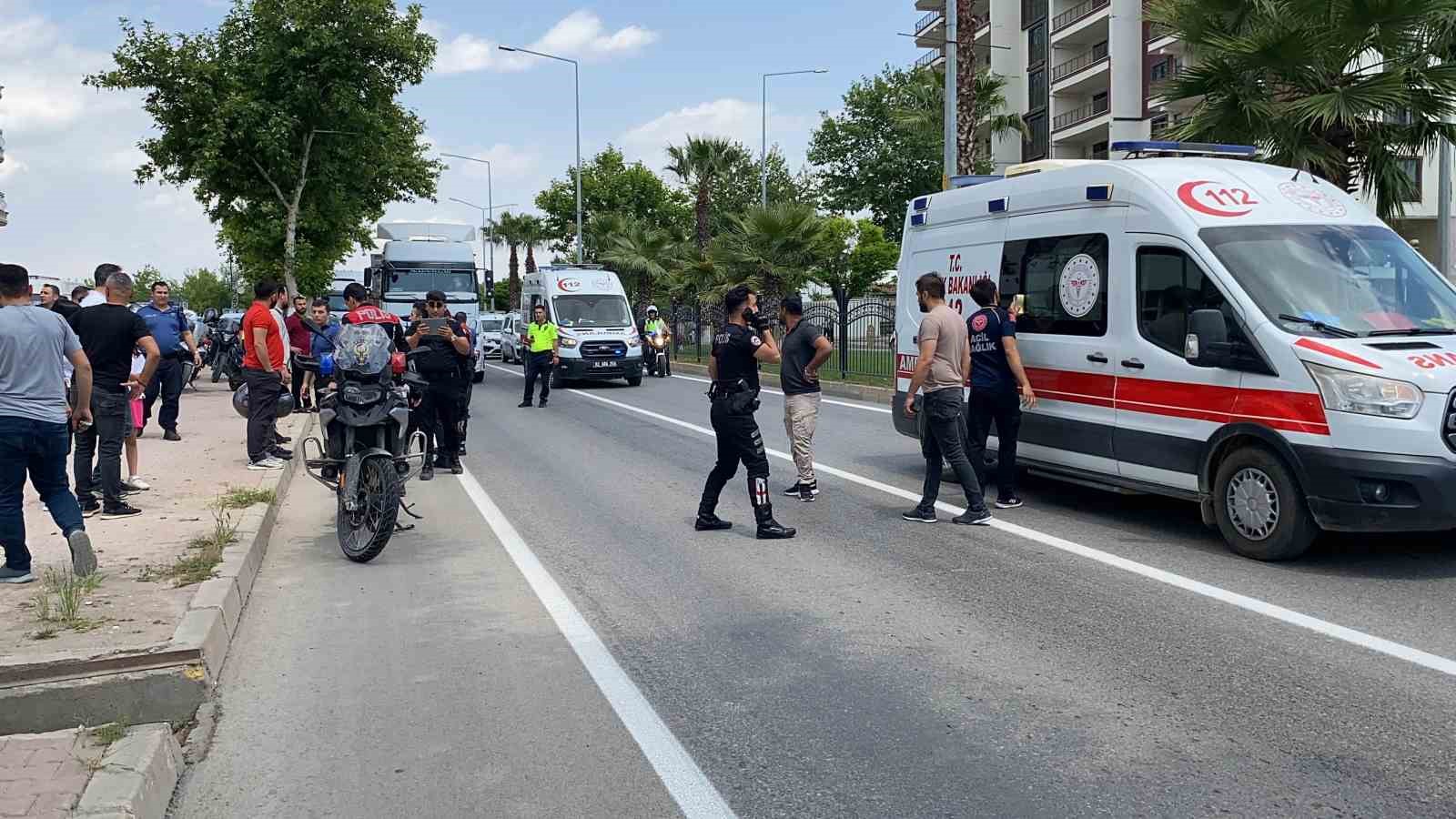 Yunus polislerinin motosikleti devrildi: 2 yaralı
