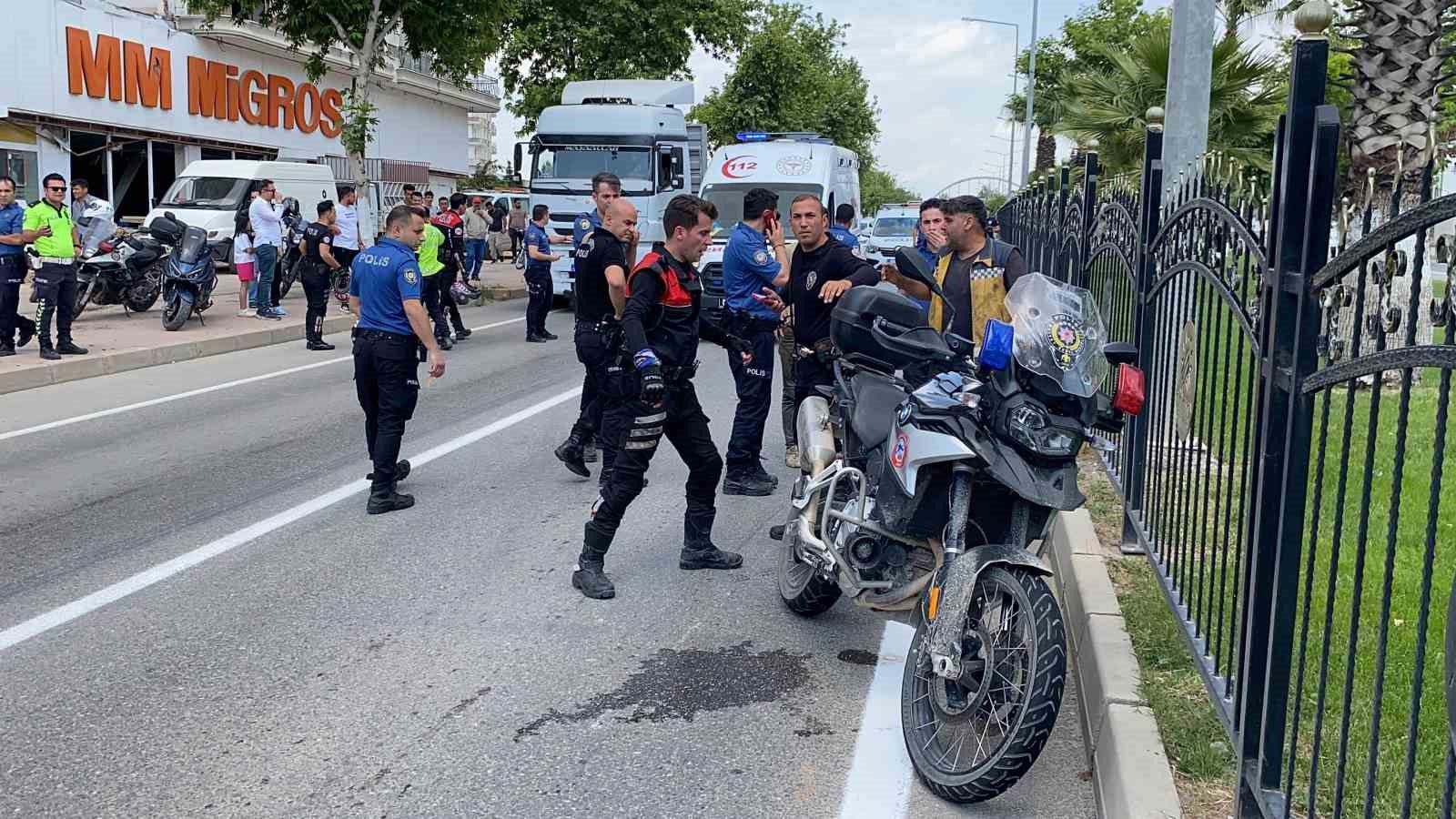 Yunus polislerinin motosikleti devrildi: 2 yaralı
